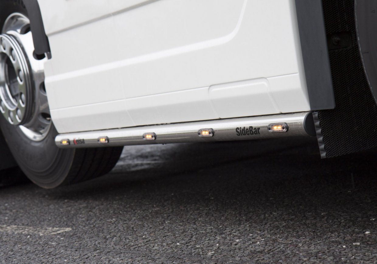 Boční nerezové rámy Kelsa SideBars pro  Volvo FH 2013-2020 Denní kabina