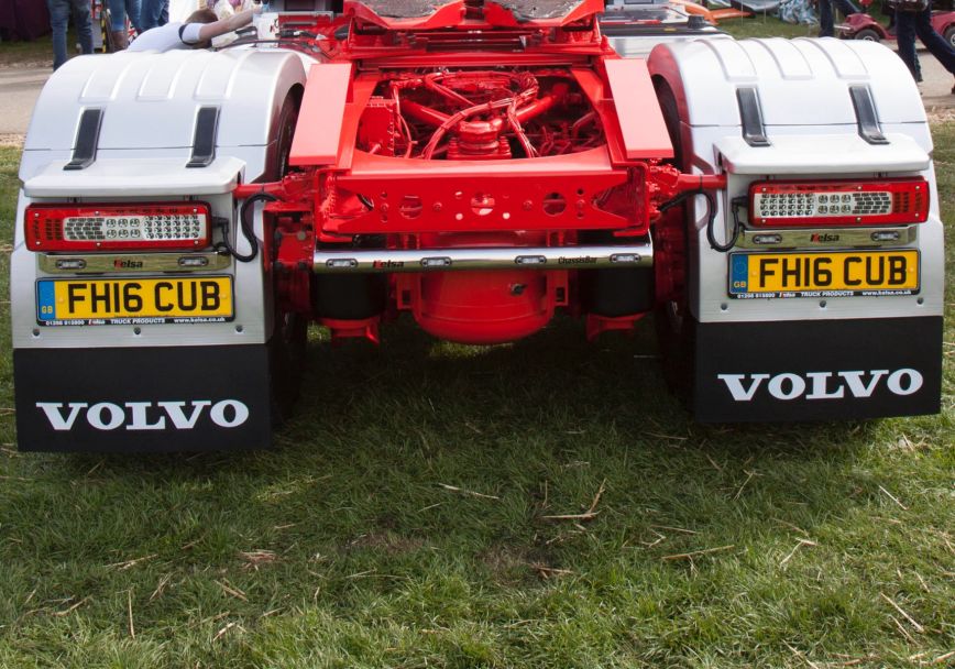 Zadní nerezový rám Kelsa ChassisBar Side-Mounted Batteries pro  Volvo FM Euro6 Daycab